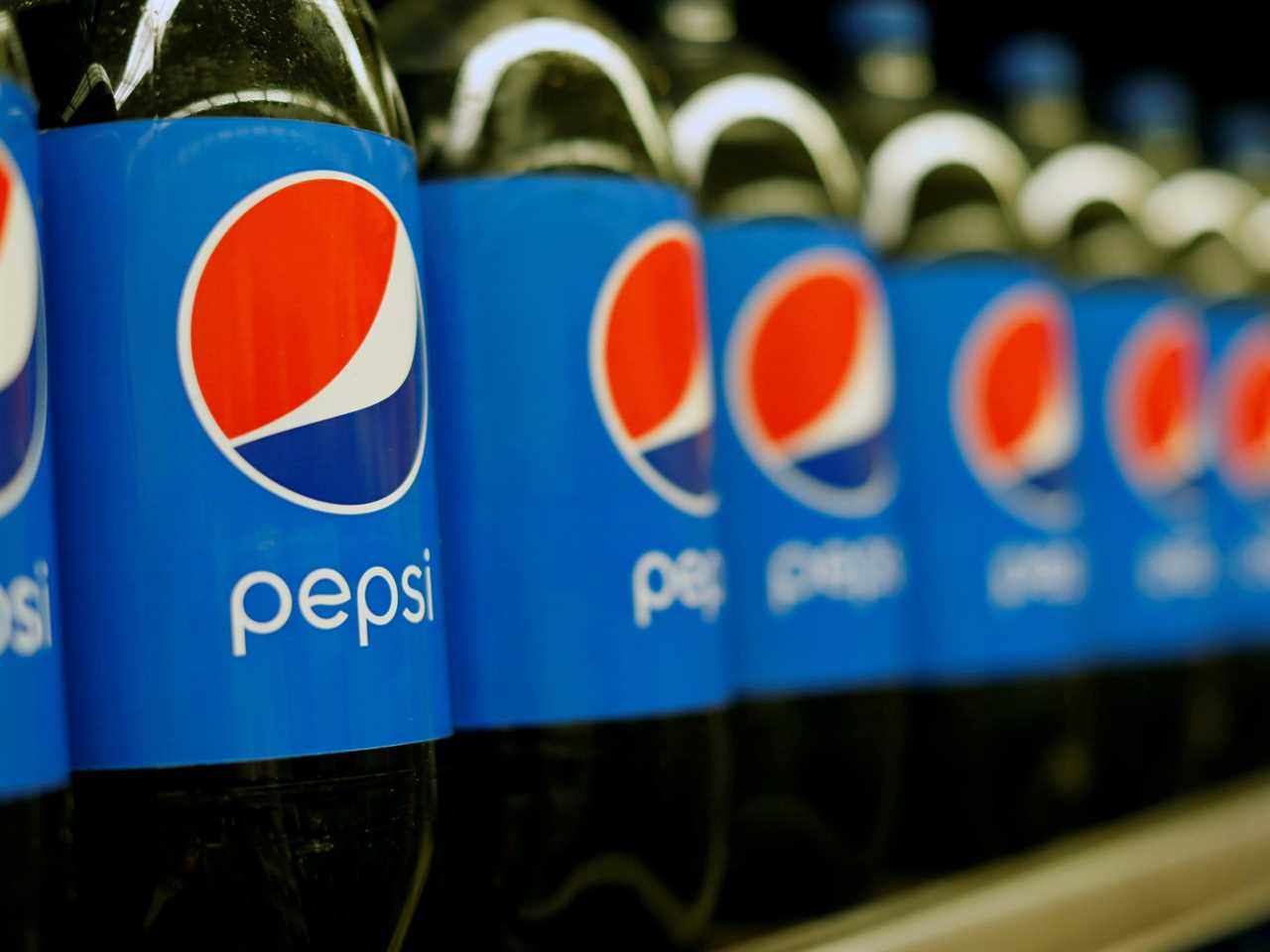 FILE PHOTO: Bottles of Pepsi are pictured at a grocery store in Pasadena, California, U.S., July 11, 2017.   REUTERS/Mario Anzuoni/File Photo 