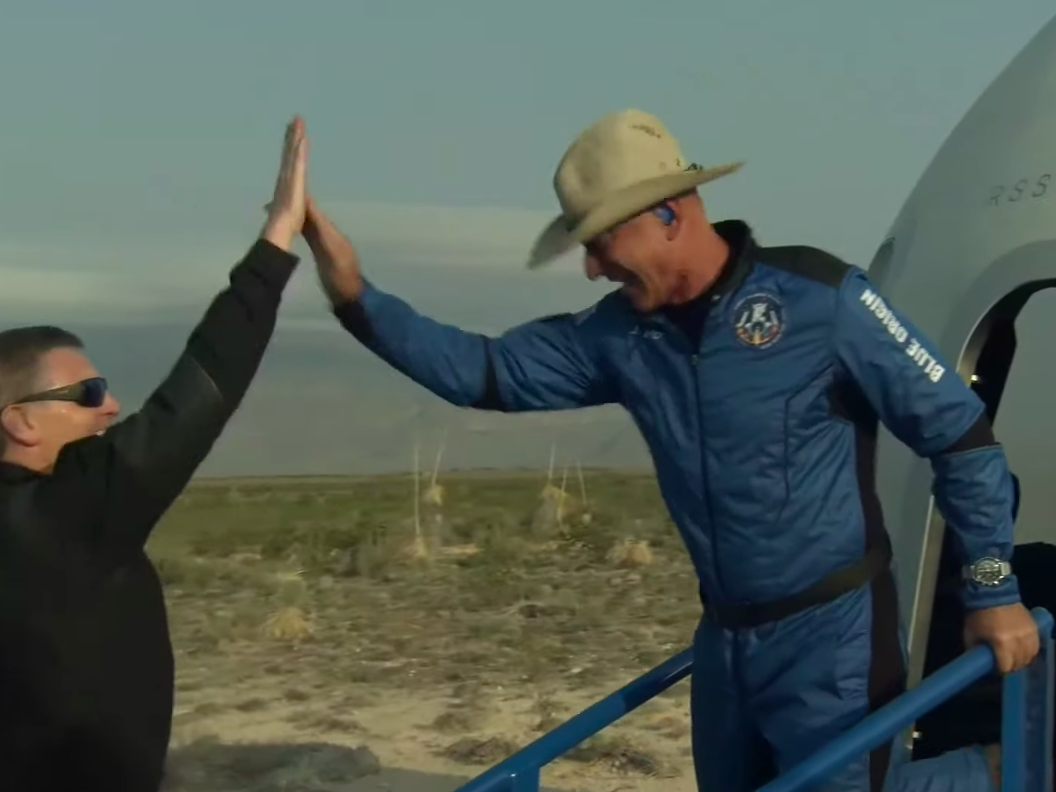 Jeff Bezos high fives Blue Origin employee after New Shepard spaceflight