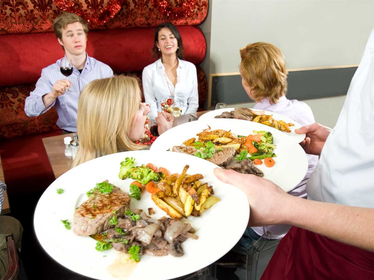 restaurant server plates