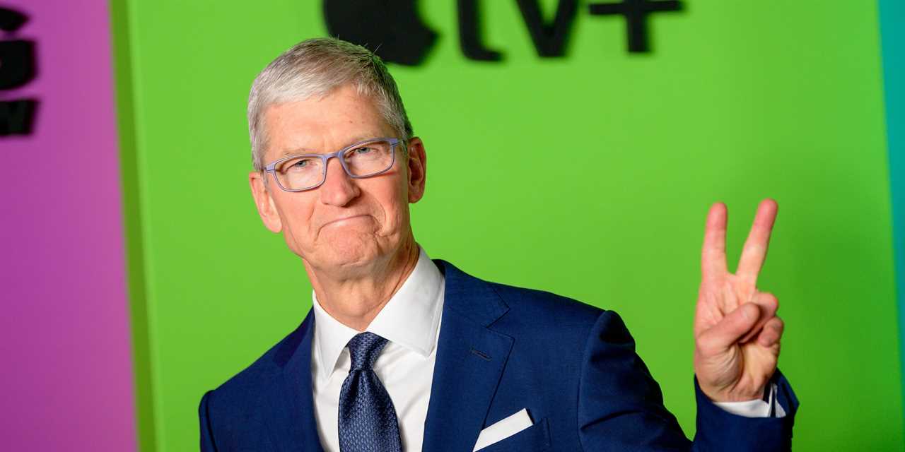 tim cook peace sign