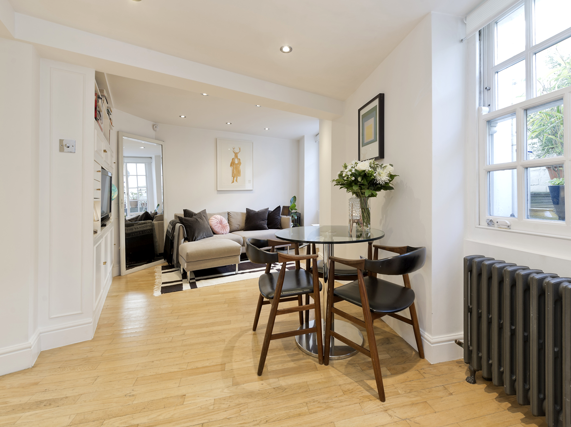 London's thinnest house diner/living room