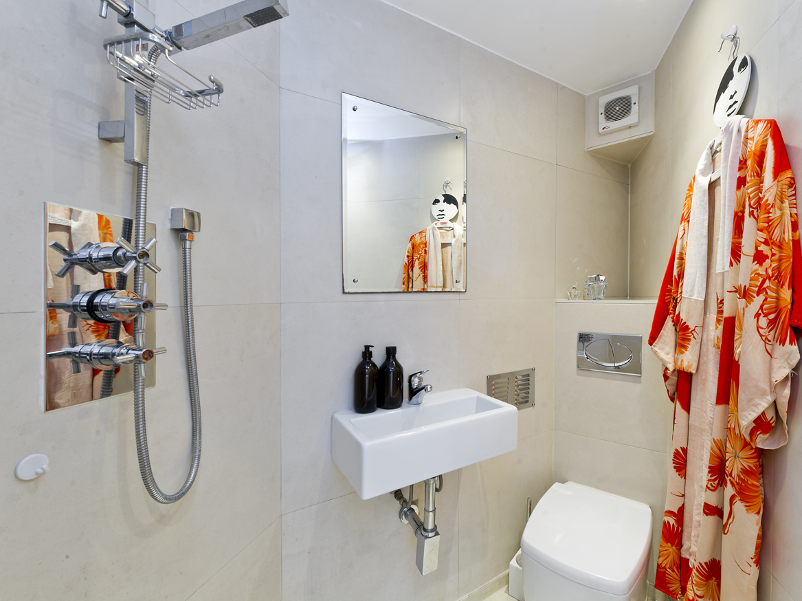 The Thin House's shower room