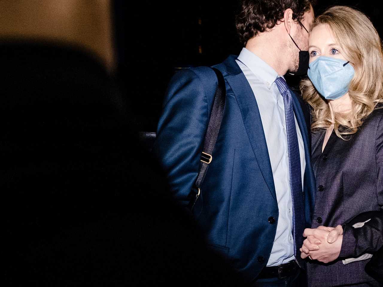 Elizabeth Holmes and partner Billy Evans pause outside of federal court after she was found guilty on 4 of 11 accounts faced in her fraud trial in San Jose, California, January 3, 2022. - Fallen US biotech star Elizabeth Holmes was convicted on Monday of defrauding investors in her blood-testing startup Theranos, in a high-profile case seen as an indictment of Silicon Valley culture. Jurors took seven days of deliberations to reach their verdict, finding her guilty of four counts of tricking investors into pouring money into what she claimed was a revolutionary testing system.