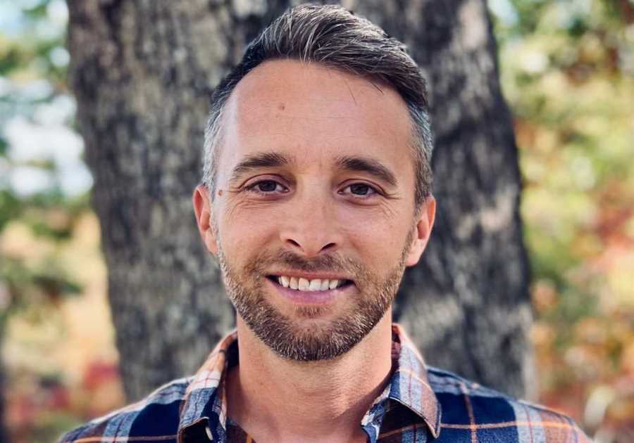 A 41-year-old Missouri man built an off-grid cabin in the mountains that brings in $4,000 a month on Airbnb. Take a look at how he did it.