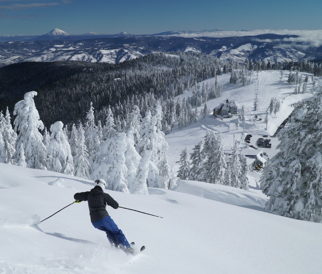 Skier turning on a slope at Mt. Ashland Ski Area in Oregon