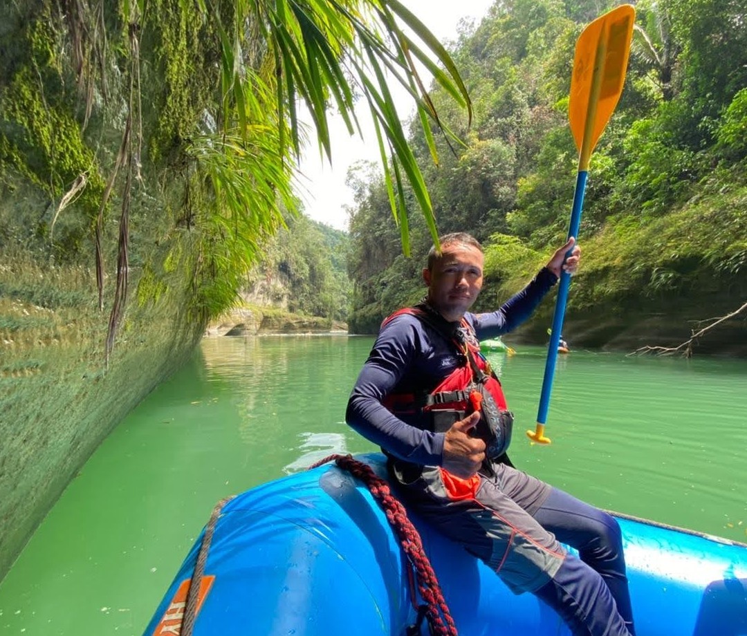 Former combatant turned guide on the Rio Guejar.