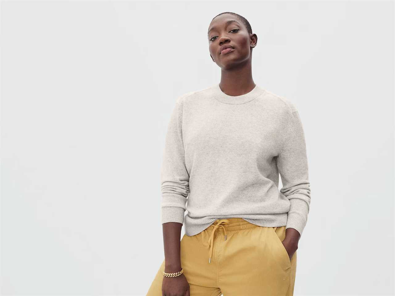 Person wearing Everlane cashmere crew in the color canvas.