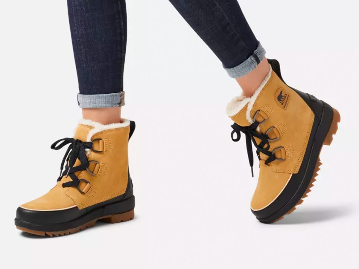 Person wearing a tan pair of Sorel Tivoli IV Boots with skinny jeans.