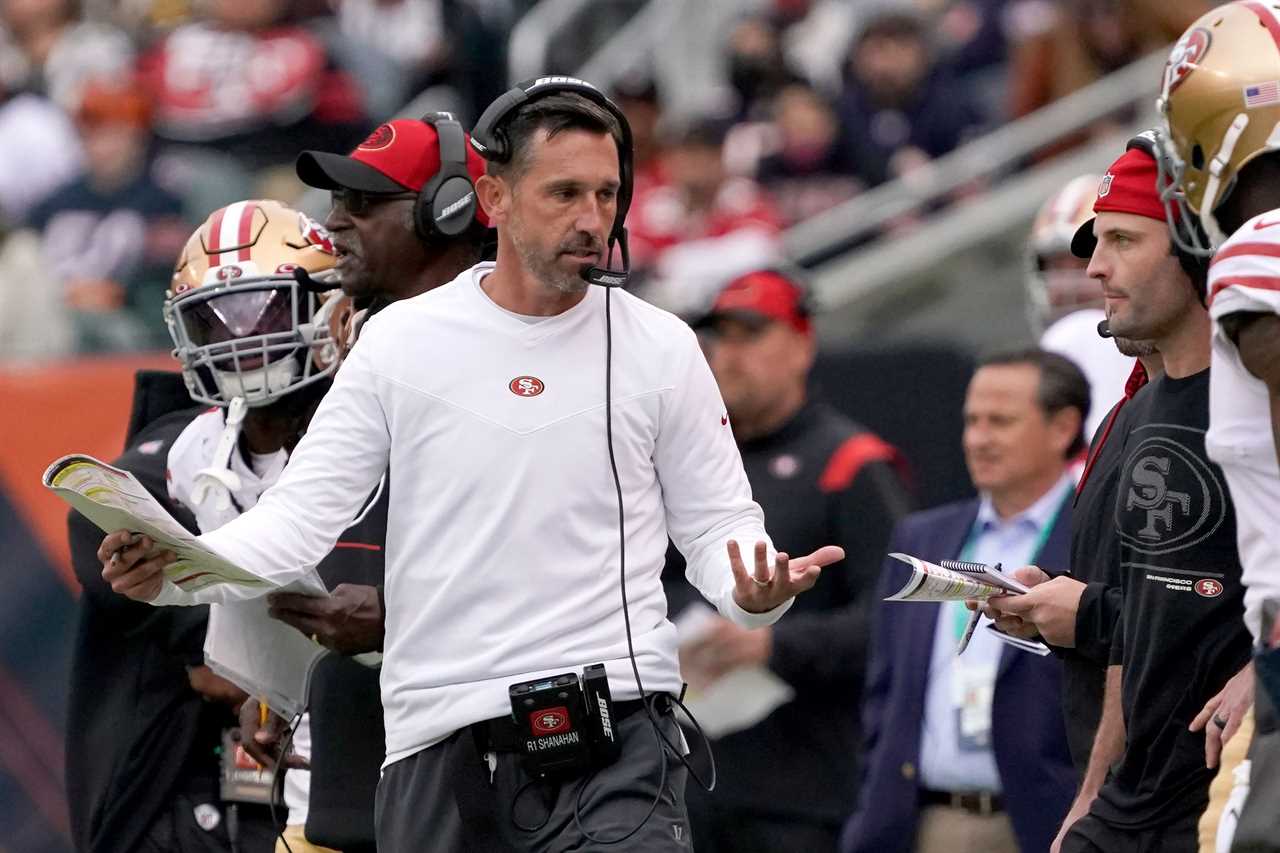 Kyle Shanahan reacts on the sideline during a game against the Arizona Cardinals.