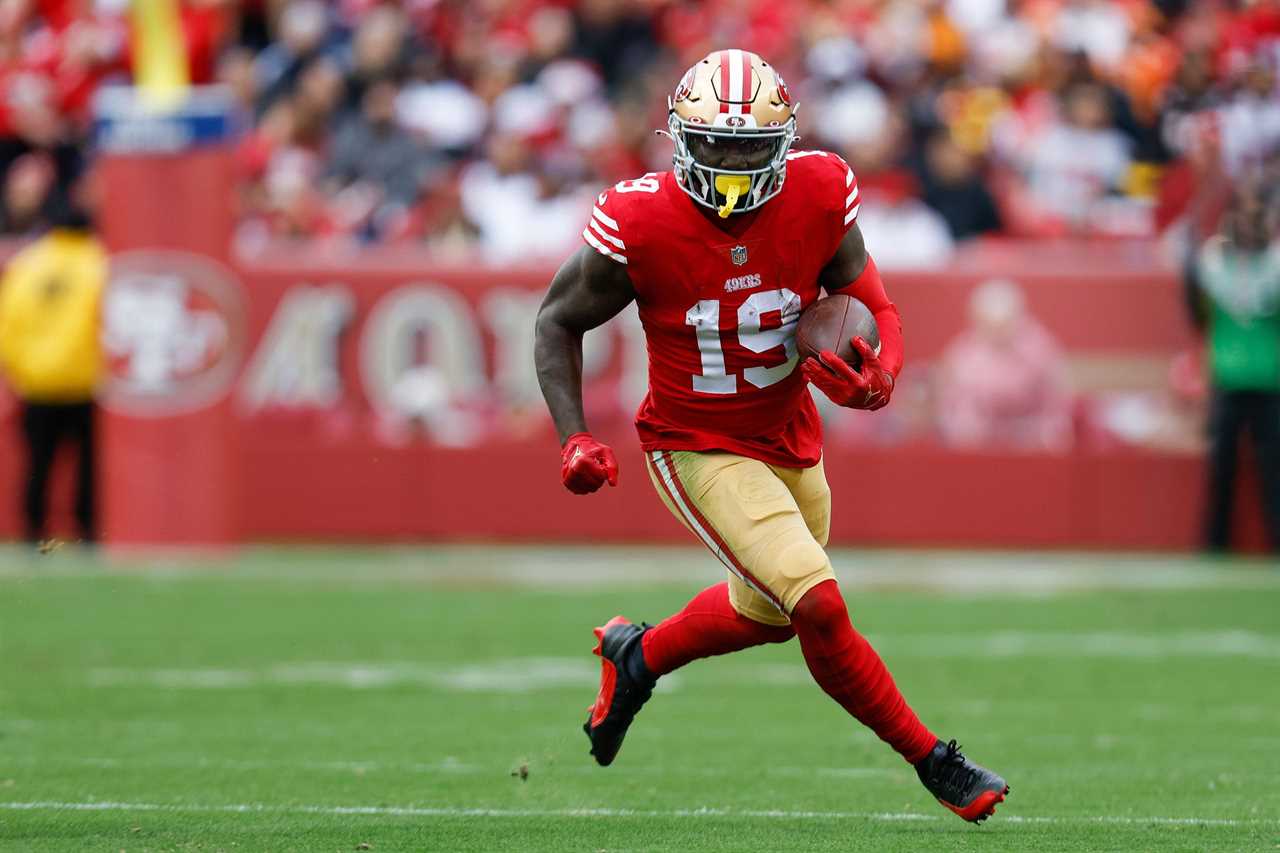 Deebo Samuel runs with the ball against the Tampa Bay Buccaneers.