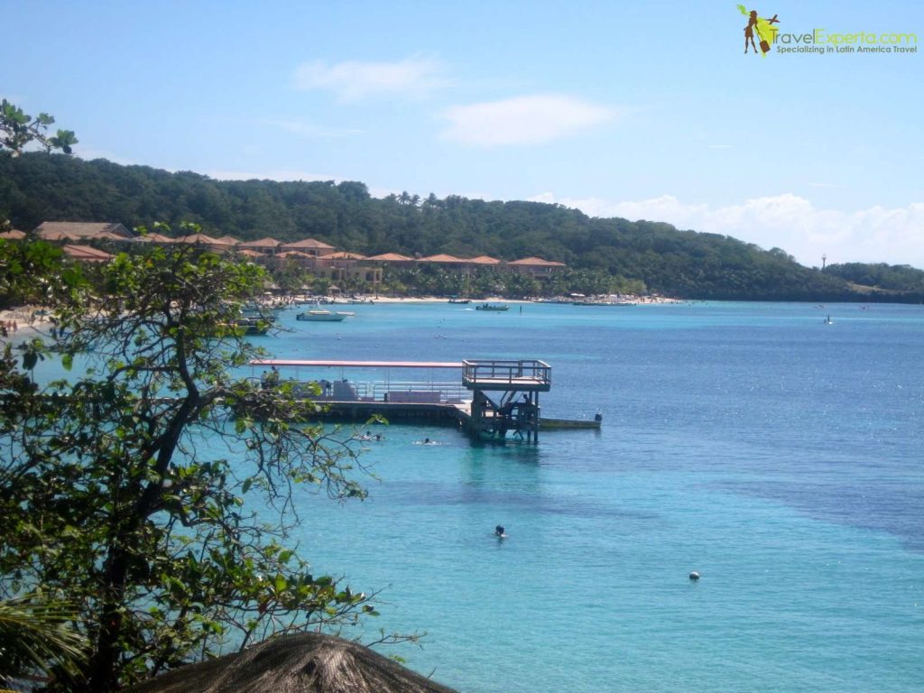 safe turquoise beach in roatan honduras